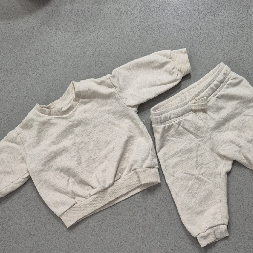H&M Baby Unisex Two-Piece Crewneck Sweater and Joggers Set 2-4M